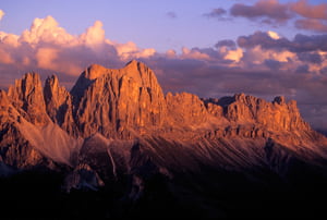 Macizo de las Dolomitas desde la motocicleta