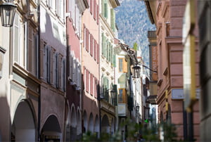 Palmeras y viñas en Merano -  los Alpes  italianos en moto