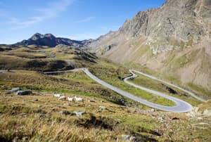 En moto por el Passo del Rombo en los Alpes italianos