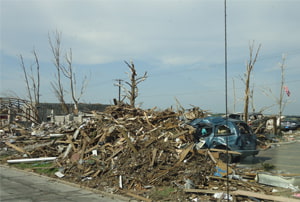 Los efectos del tornado en Joplin, en plena ruta 66