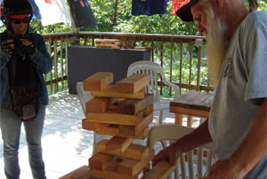 Jugar a Jenga requiere mucha destreza