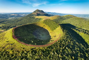 La bonita zona volcánica de l'Auvergne en el centro de Francia