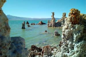 Nuestro itinerario en moto sigue las orillas del Mono Lake en California