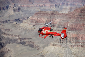 Un helicóptero sobrevolando el Cañón