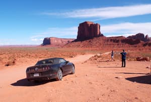 Un Ford Mustang en el Valle de los Monumentos